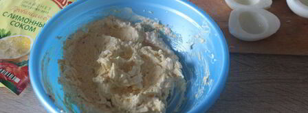 фаршированные яйца с сыром и красной икрой. Шаг 6