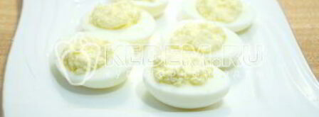 фаршированные яйца зимняя закуска. Шаг 6