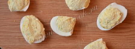 яйца фаршированные красной икрой. Шаг 6