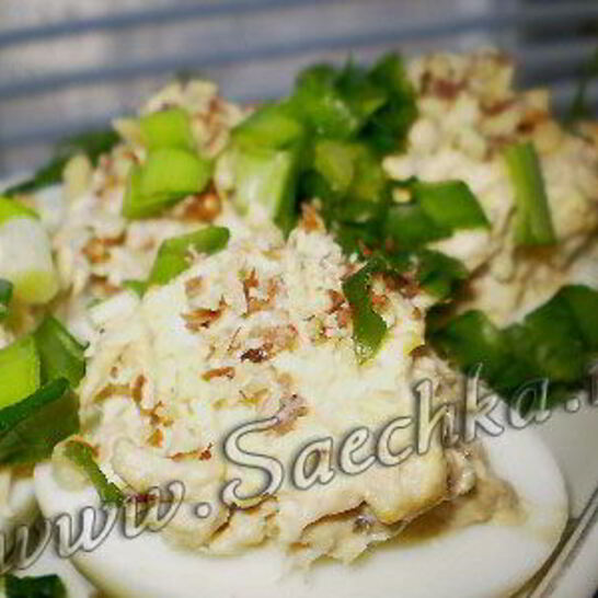 Рецепт яиц, фаршированных куриным филе и грецкими орехами