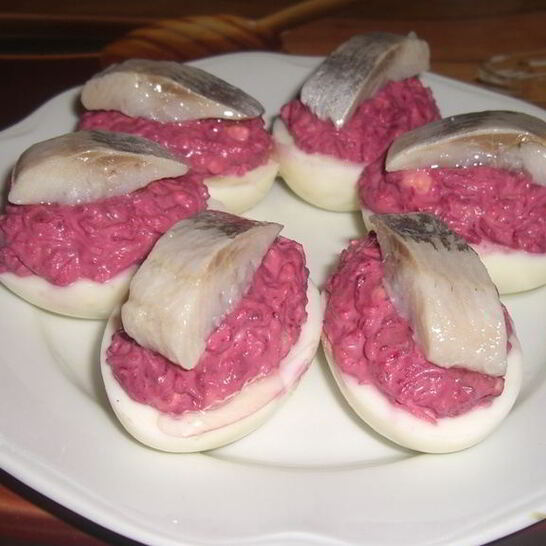 Рецепт яиц, фаршированных сельдью и свеклой