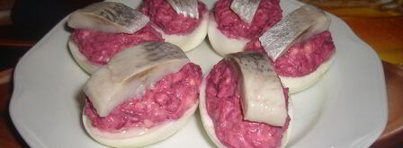 яйца, фаршированные сельдью и свеклой. Шаг 2