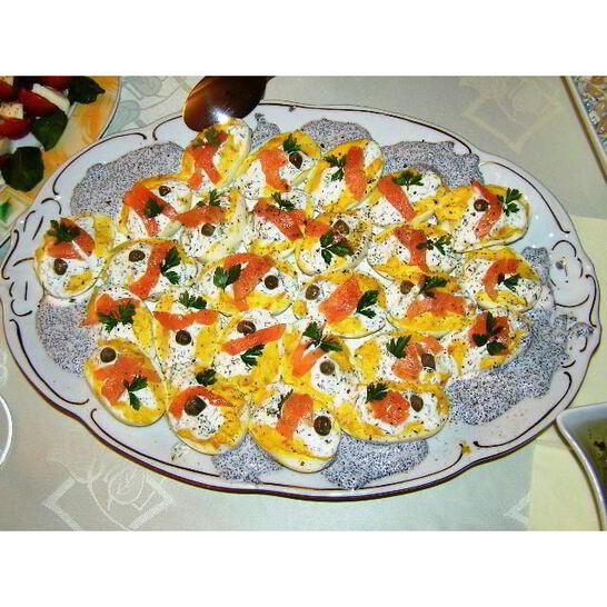 Рецепт яиц фаршированных семгой с икорным соусом