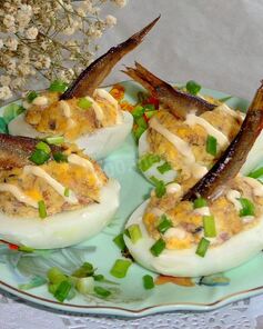 Яйца фаршированные шпротами