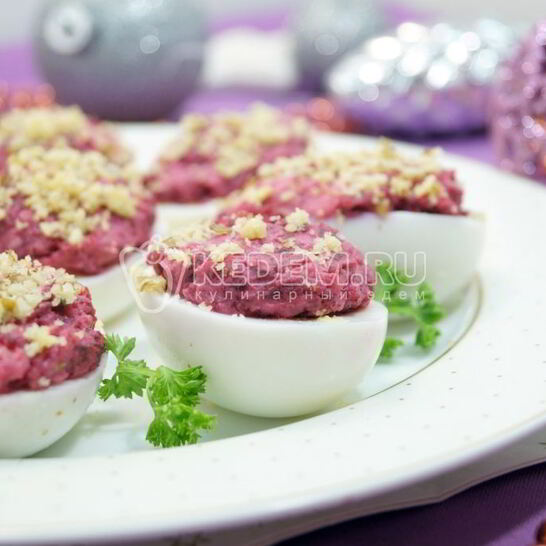 Рецепт яиц, фаршированных свеклой и орехами