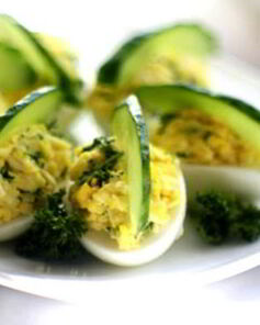 Яйца, фаршированные сыром и чесноком