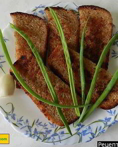 Чесночные гренки из черного хлеба с чесноком