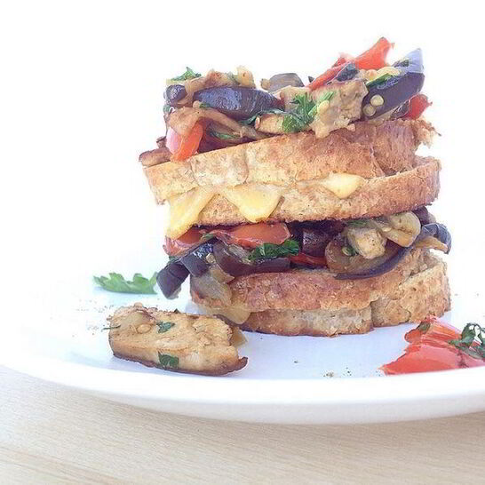 Рецепт двойных гренков без яиц с овощами