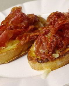 Французские гренки с прошутто и салатом из руколы