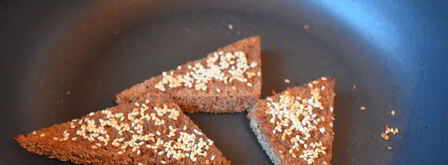 гренки из черного хлеба с кунжутом. Шаг 6