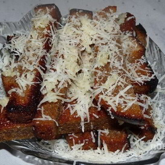 Рецепт гренков из черного хлеба с сыром и чесноком