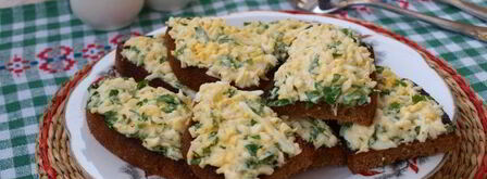 гренки из черного хлеба с яйцом и зеленью. Шаг 10