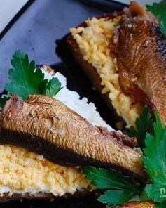 Гренки из черного хлеба с яйцом