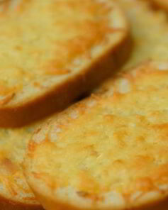 Гренки с чесноком и сыром в духовке