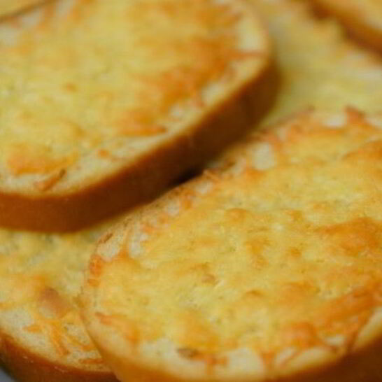 Рецепт гренков с чесноком и сыром в духовке
