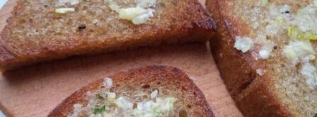 гренки с чесноком на сковороде. Шаг 7