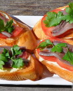 Гренки с хамсой и помидорами