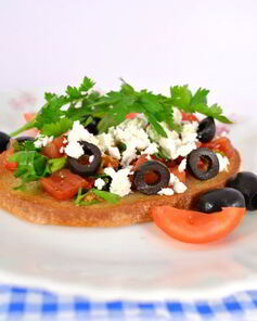 Гренки с помидорами, оливками и фетой
