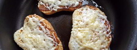 гренки с сыром и яйцом на сковороде. Шаг 14