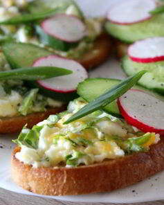 Гренки с яичным салатом