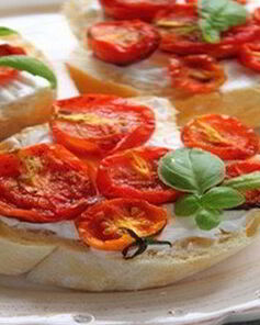 Гренки с запеченными помидорами и сыром