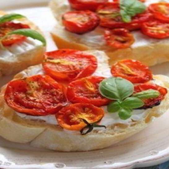 Рецепт гренков с запеченными помидорами и сыром