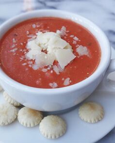 Томатный крем-суп и гренки с сыром Бри