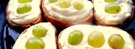 запеченные гренки с творогом и виноградом. Шаг 6