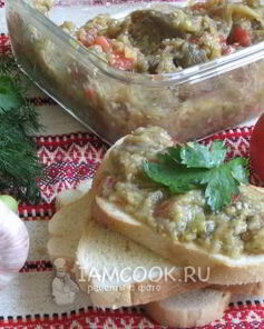 Баклажанная икра со свежими помидорами и чесноком