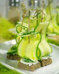 Канапе Парус с огурцами и сыром фета