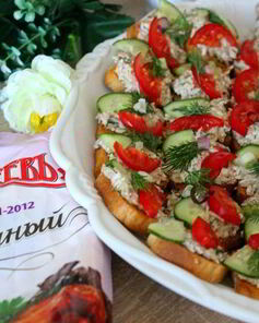 Канапе с консервированным тунцом и чесночным майонезом