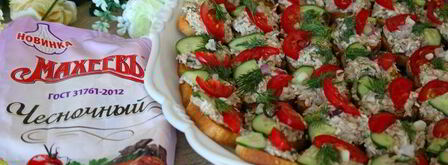 канапе с консервированным тунцом и чесночным майонезом. Шаг 9