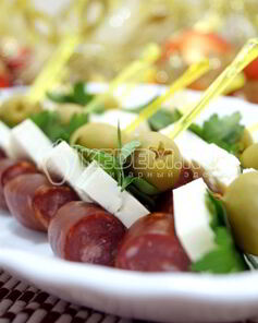 Канапе с копчеными колбасками