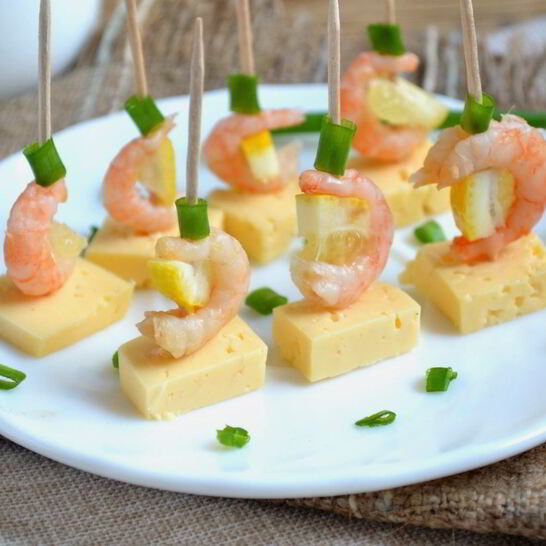 Рецепт канапе с креветками на шпажках