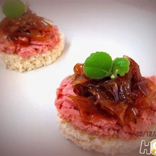Рецепт канапе с куриным паштетом и луковым конфитюром