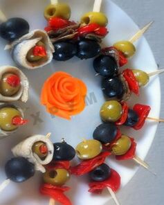 Канапе с оливками на шпажках