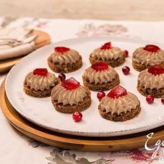 Рецепт канапе с паштетом из куриной печени и клюквенным соусом