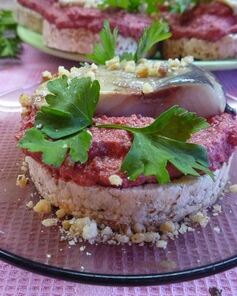 Канапе с сельдью и свекольным песто