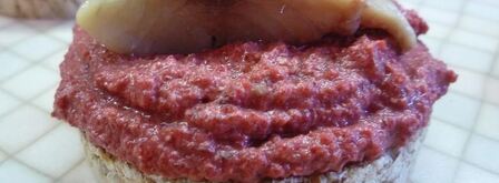 канапе с сельдью и свекольным песто. Шаг 8