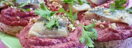 канапе с сельдью и свекольным песто. Шаг 9