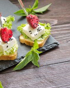 Канапе с сыром фета и клубникой