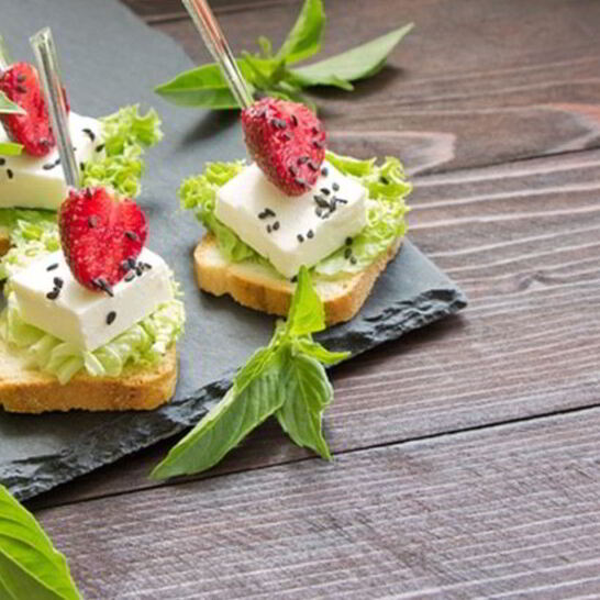 Рецепт канапе с сыром фета и клубникой