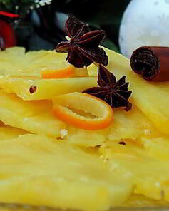 Карпаччо из ананаса с просекко и специями