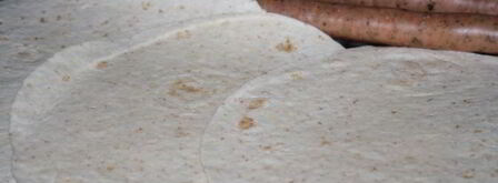 хот-доги в пите с тирольскими колбасками на мангале. Шаг 4