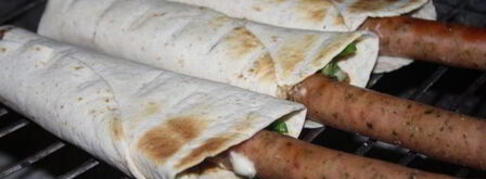 хот-доги в пите с тирольскими колбасками на мангале. Шаг 7