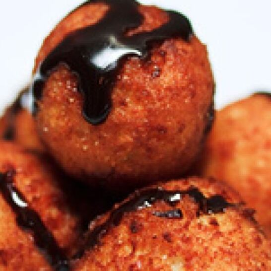 Рецепт хрустящих сырных шариков, политых шоколадом