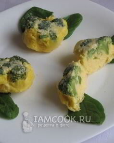 Брокколи в сырном омлете с чесноком