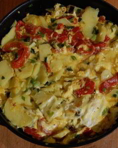 Фриттата с картофелем, сладким перцем и зеленым луком