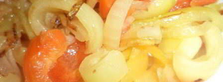 омлет с фаршем, картофелем, болгарским перцем и маслинами. Шаг 3