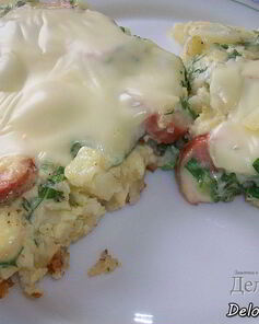 Омлет с картошкой, сосисками, зеленью и плавлеными сырками в духовке